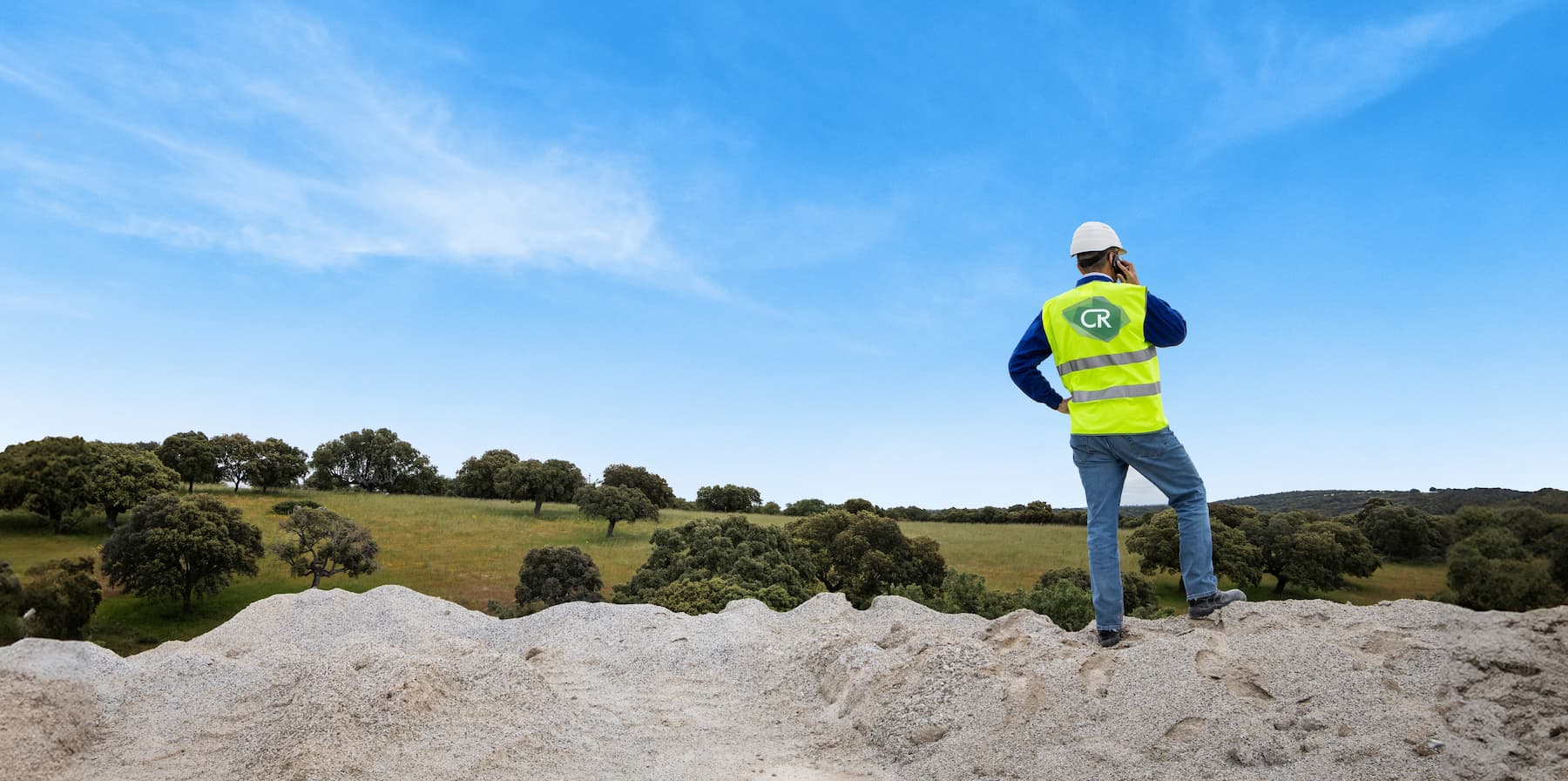 Un trabajador de Crimidesa hablando por teléfono